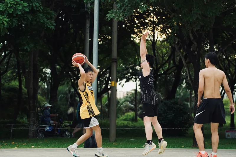 One Man, Five Defenders: The Real Price Teams Pay to Contain an Elite Shooter
